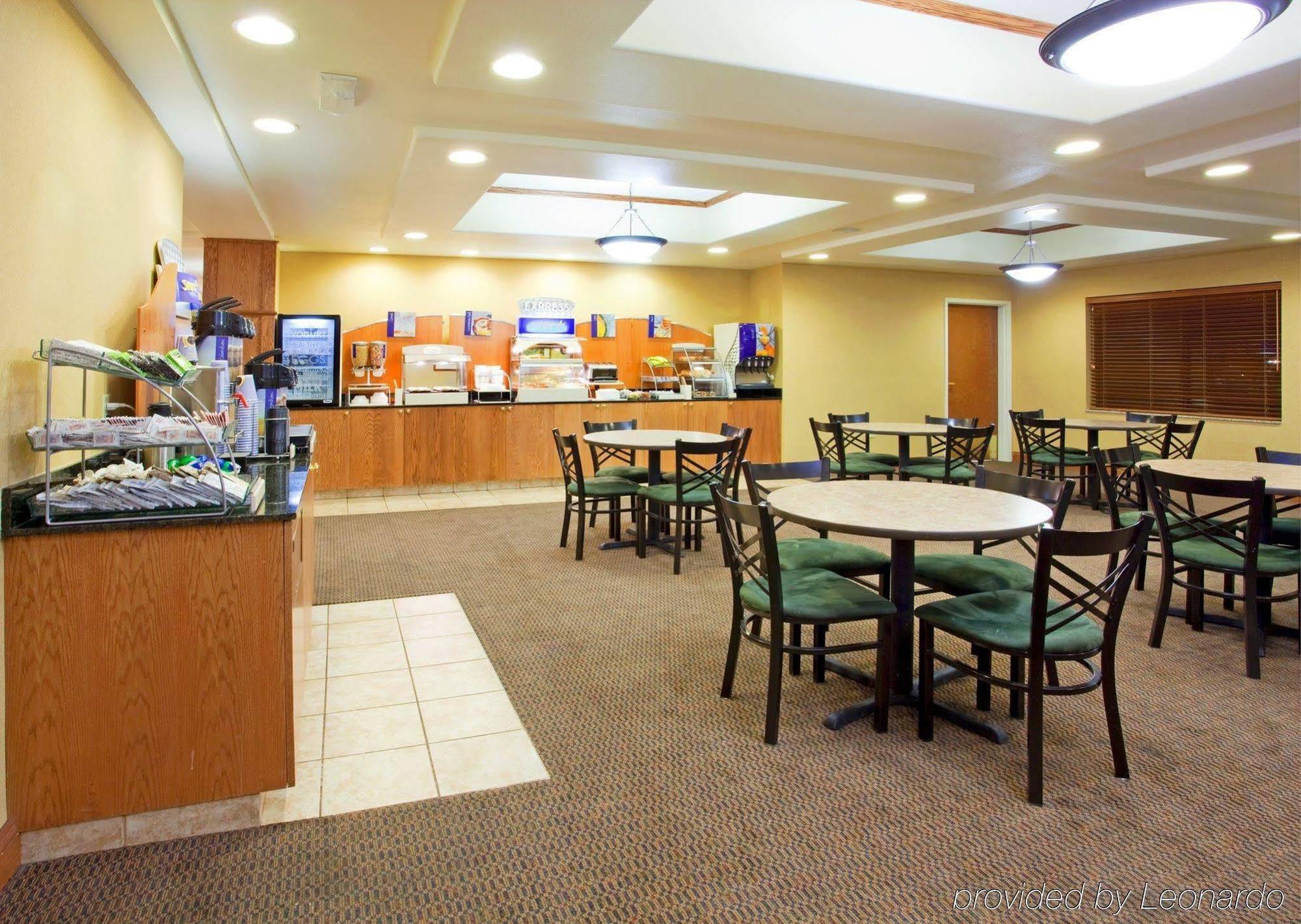Holiday Inn Express & Suites Rocky Mount Smith Mountain Lake By Ihg Restoran fotoğraf